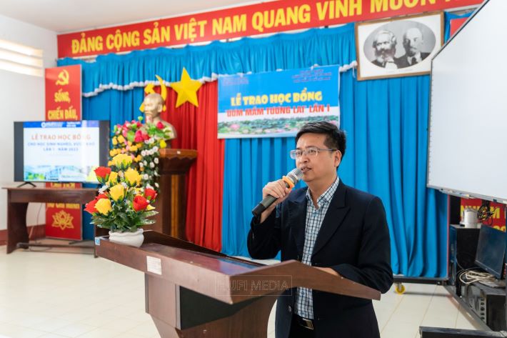 TS. Thái Doãn Thanh - Đảng ủy viên, Phó Hiệu trưởng HUFI phát biểu tại buổi lễ trao học bổng