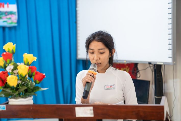 Em Nguyễn Thị Cẩm Tiên, một trong 20 em học sinh nhận học bổng đã phát biểu tại buổi lễ