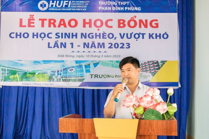 Thầy Nguyễn Đình Thức - Phó Hiệu trưởng trường THPT Phan Đình Phùng phát biểu cảm ơn