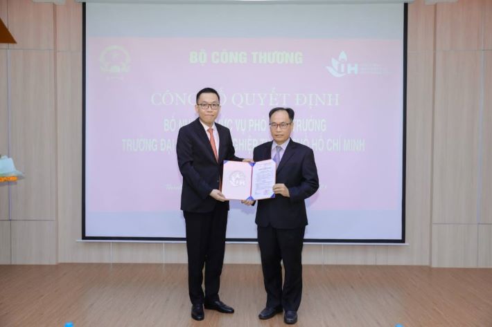 Ông Nguyễn Quang Huy trao Quyết định bổ nhiệm chức danh Phó Hiệu trưởng Nhà trường cho ông Huỳnh Trung Hiếu