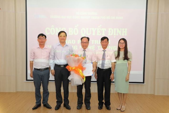 Ông Lê Văn Tán trao Quyết định bổ nhiệm Phụ trách Khoa Công nghệ Thông tin cho ông Huỳnh Trung Hiếu