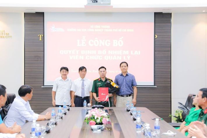 Ông Phạm Ngọc Anh nhận Quyết định bổ nhiệm lại viên chức Quản lý