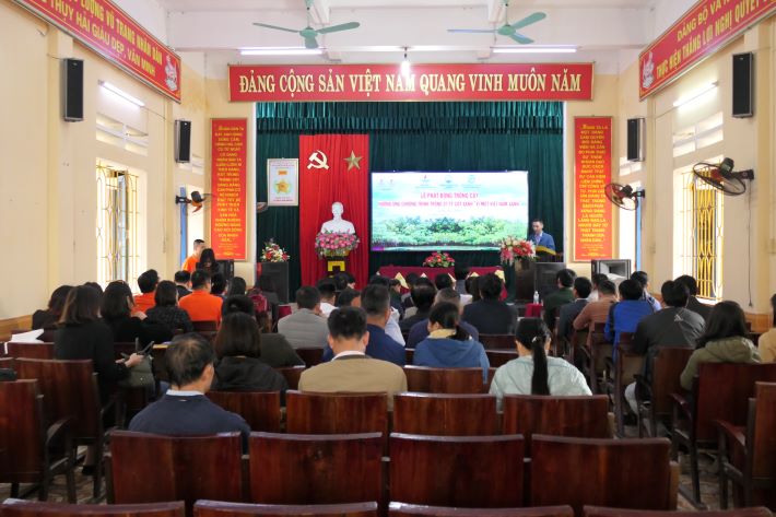 Toàn cảnh chương trình "Lễ phát động trồng cây tại Hội trường Trụ sở UBND xã Thuỵ Hải, tỉnh Thái Bình.