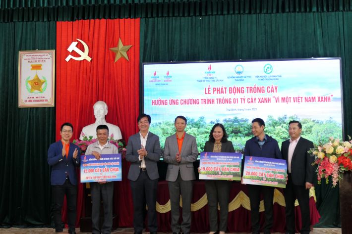 Đại diện PVEP trao biểu trưng tặng cây cho xã Thuỵ Hải.