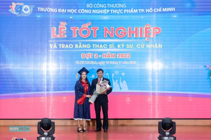 PGS. TS. Nguyễn Xuân Hoàn - Hiệu trưởng Nhà trường nhận hoa cảm ơn từ đại diện tân thạc sĩ, kỹ sư, cử nhân tốt nghiệp