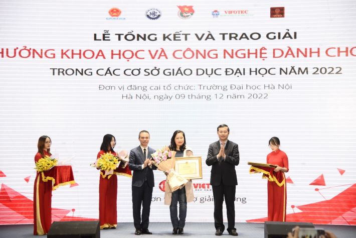 PGS.TS Lê Thị Hồng Ánh đại diện HUFI nhận Bằng khen của Bộ trưởng Bộ Giáo dục & Đào tạo cho tập thể có thành tích xuất sắc trong tổ chức hoạt động nghiên cứu khoa học của sinh viên năm 2022