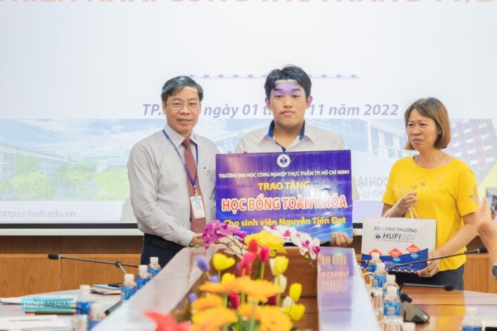 PGS. TS. Nguyễn Xuân Hoàn – Hiệu trưởng Trường Đại học Công nghiệp Thực phẩm TP.HCM trao học bổng cho sinh viên Nguyễn Tiến Đạt