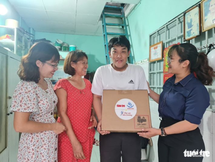 Đạt cũng đã từng được ban tổ chức chương trình học bổng "Tiếp sức đến trường" của báo Tuổi Trẻ trao cho Đạt một chiếc laptop do Quỹ khuyến học Vinacam (Công ty cổ phần tập đoàn Vinacam) tài trợ.