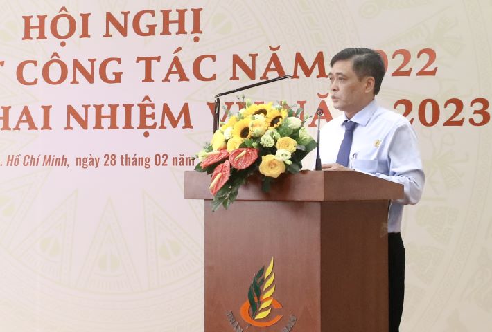 Ông Trịnh Quốc Hùng, Phó Bí thư Đảng ủy Công ty báo cáo tại Hội nghị