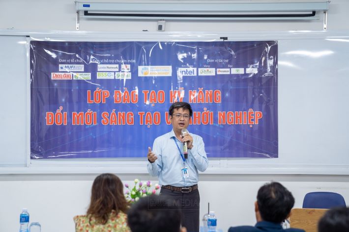 TS. Thái Doãn Thanh – Phó Hiệu trưởng Nhà trường phát biểu tại buổi khai giảng.