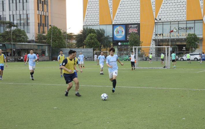 Trận đấu khai mạc của giải diễn ra giữa đội Văn phòng (áo xanh) và đội Liên quân Tầng 25