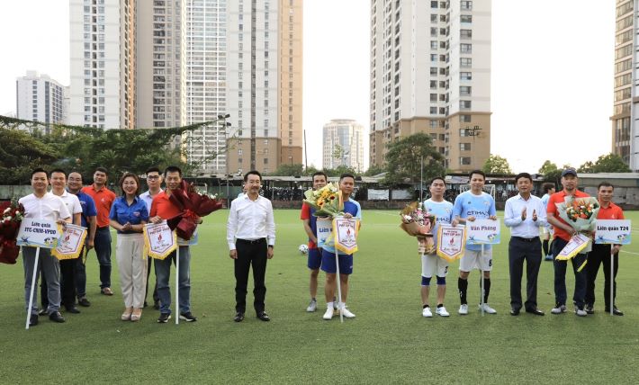 Lãnh đạo PVEP tặng hoa và cờ lưu niệm động viên tinh thần các cầu thủ và các đội tham gia giải