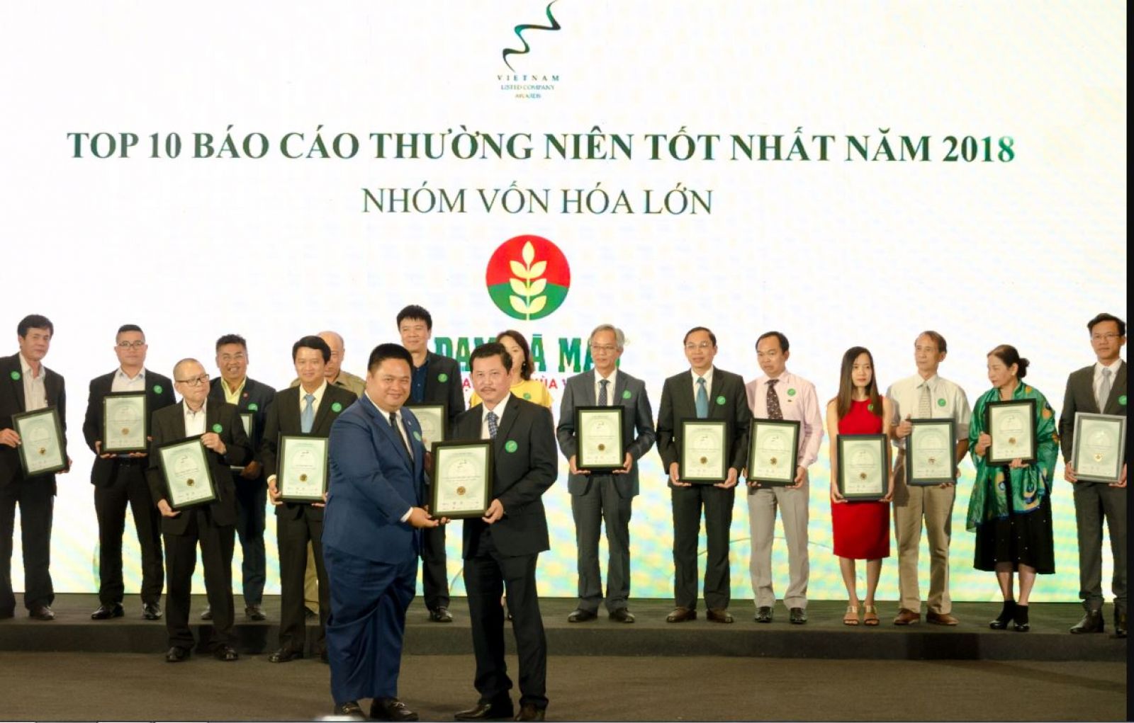 Ông Lê Ngọc Minh Trí – Phó Tổng Giám đốc đại diện công ty lên nhận giải Top 10 báo cáo thường niên tốt nhất và Top 20 doanh nghiệp niêm yết có hệ thống quản trị công ty tốt nhất