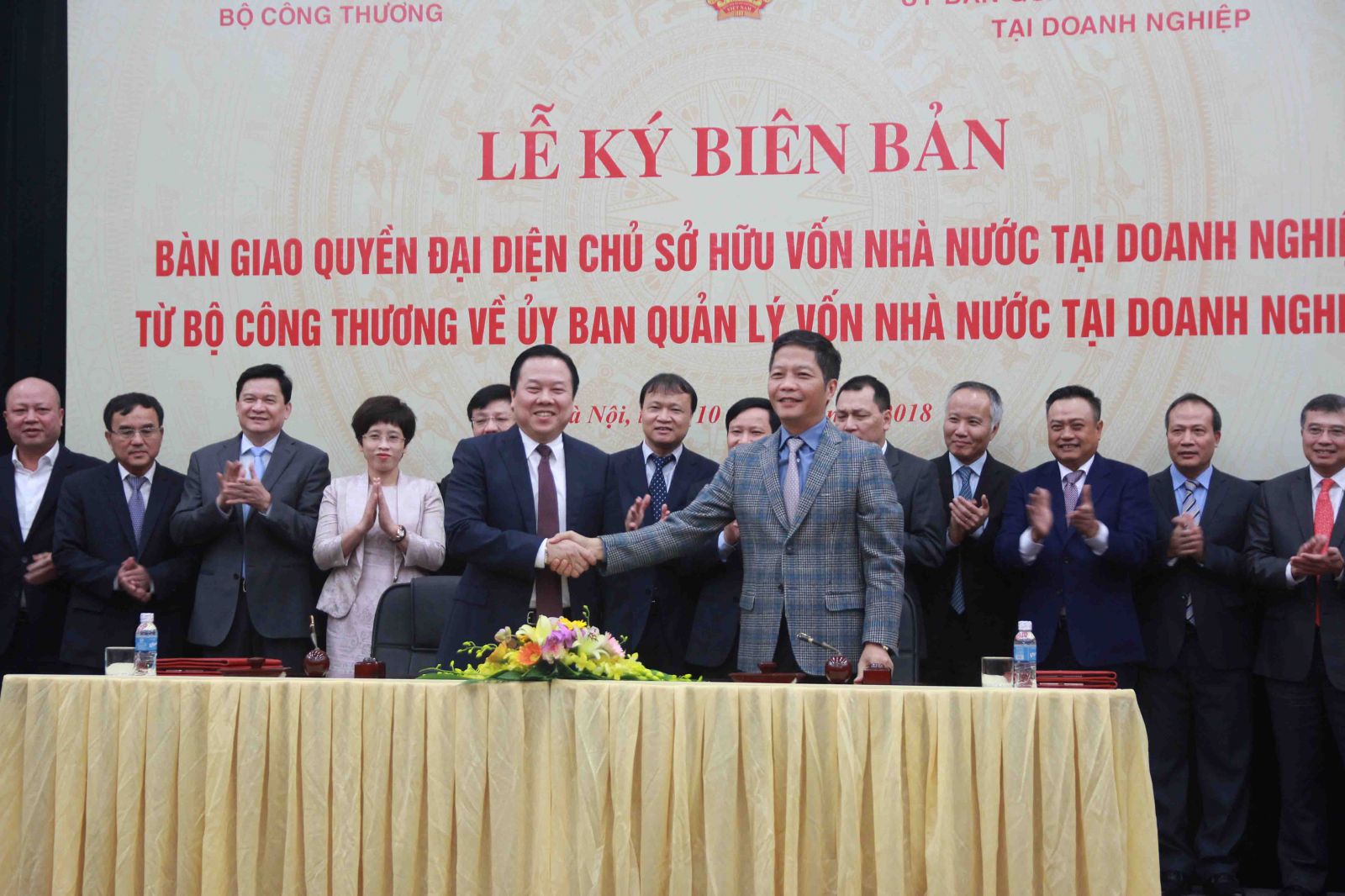 Bộ trưởng Trần Tuấn Anh và Chủ tịch Ủy ban Nguyễn Hoàng Anh ký kết văn bản bàn giao, đánh dấu chính thức quyền đại diện chủ sở hữu 6 Tập đoàn, Tổng Công ty chuyển sang Ủy ban Quản lý vốn nhà nước tại doanh nghiệp