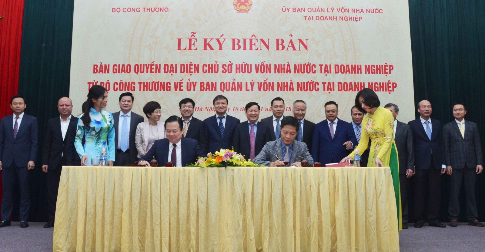 Bộ trưởng Trần Tuấn Anh và Chủ tịch Ủy ban Nguyễn Hoàng Anh ký kết văn bản bàn giao, đánh dấu chính thức quyền đại diện chủ sở hữu 6 Tập đoàn, Tổng Công ty chuyển sang Ủy ban Quản lý vốn nhà nước tại doanh nghiệp