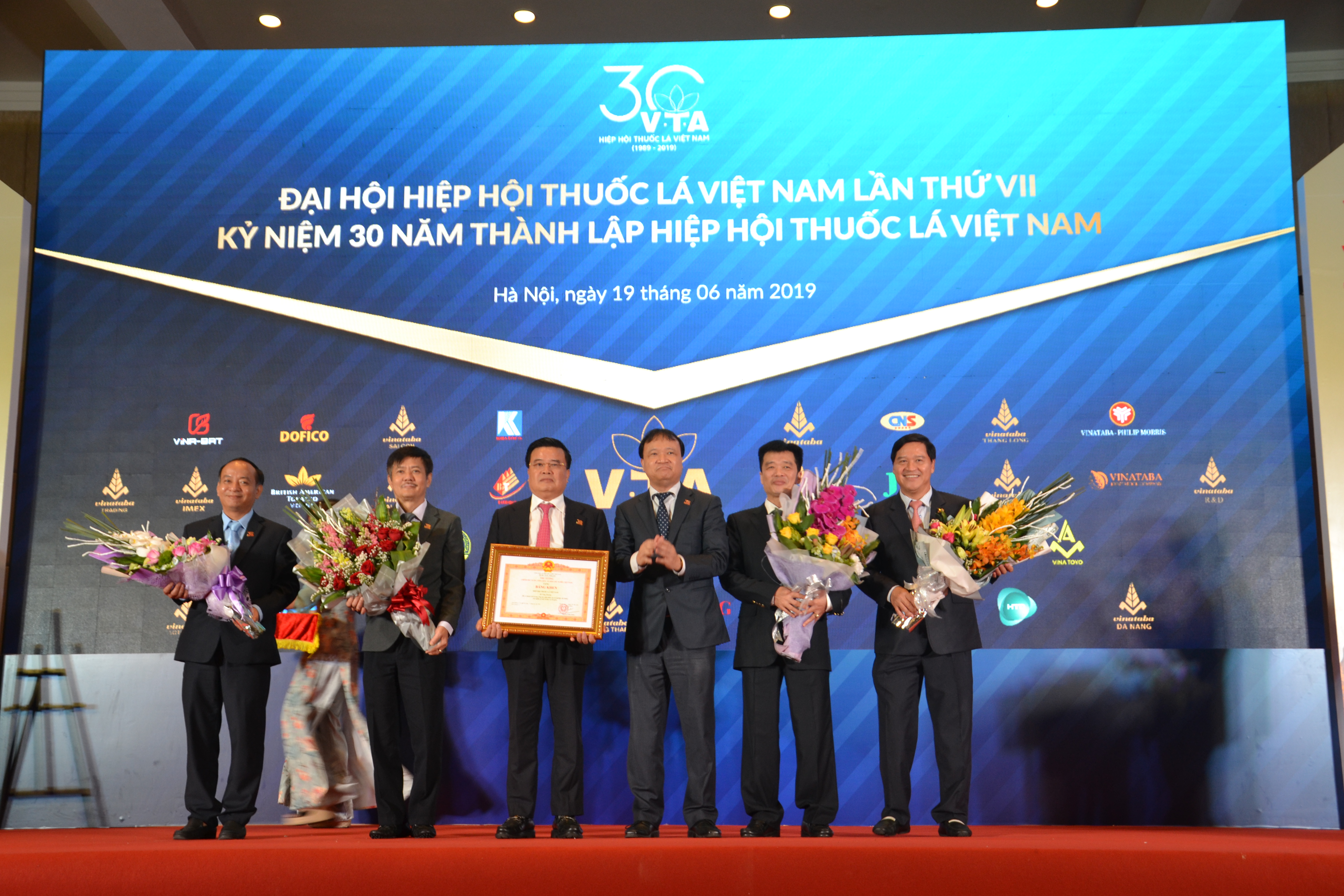 Thứ trưởng Đỗ Thắng Hải trao Bằng khen của Thủ tướng Chính phủ cho ông Vũ Văn Cường, nguyên Chủ tịch VTA nhiệm kỳ 2013 - 2018