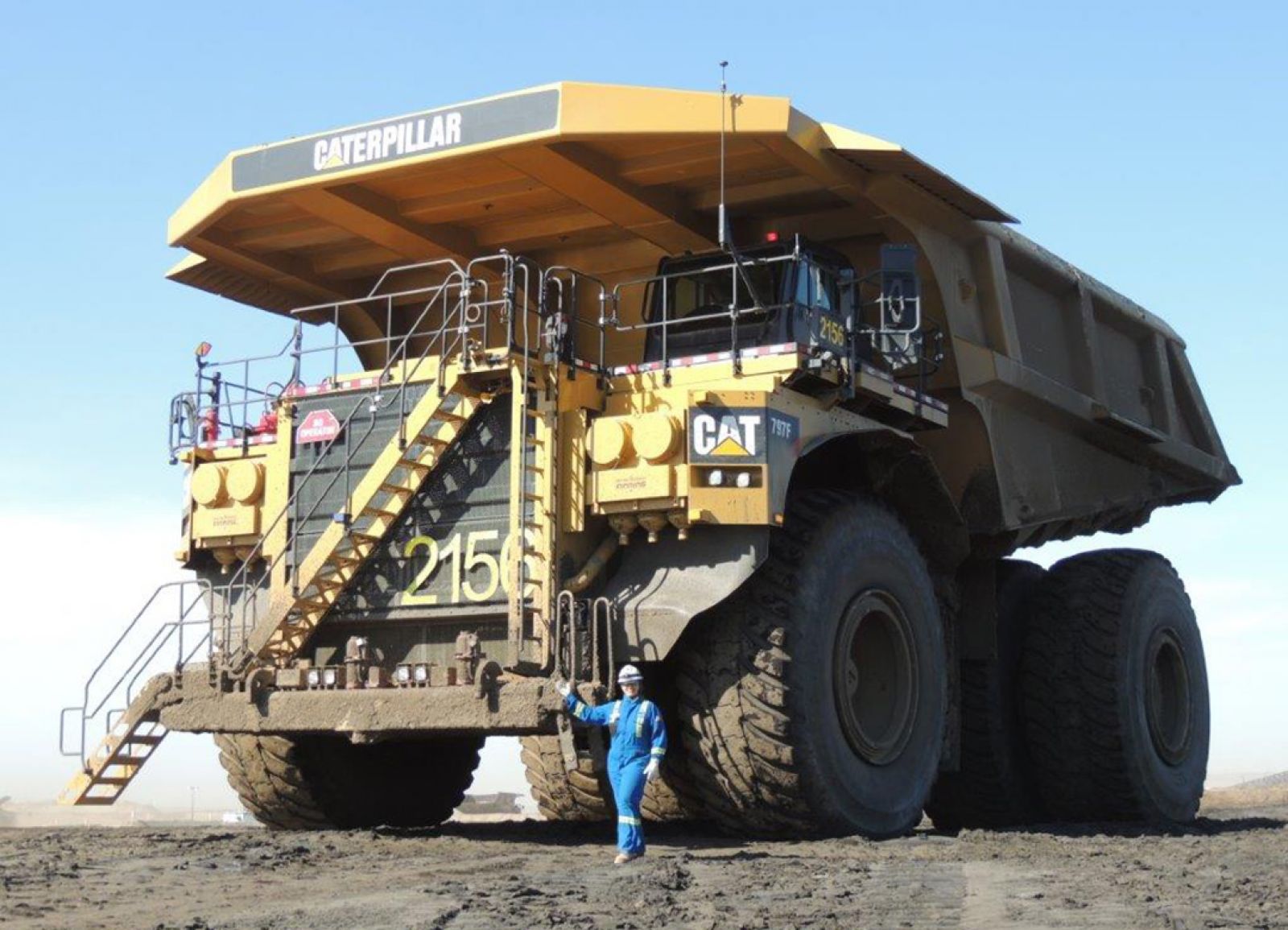 3 самая большая. Caterpillar 797f. Самосвал Caterpillar 797в. Катерпиллер карьерный самосвал 797f. Катерпиллер 797ф.