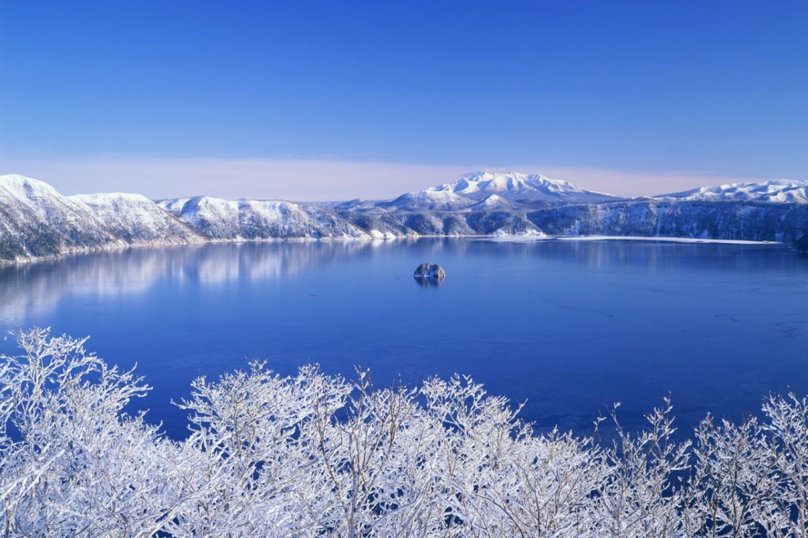 Hồ Mashu là một hồ miệng núi lửa ở Công viên quốc gia Akan, thu hút nhiều khách du lịch ghé thăm hồ nhất, bởi vậy, nó được coi là một trong số những hồ đẹp nhất Nhật Bản. Hồ Mashu cũng là một trong những hồ sâu nhất tại Nhật, mặt nước trong xanh, in bóng mây trời nhưng thường bị sương mù bao phủ. Khách thăm không được phép đi xuống hồ.