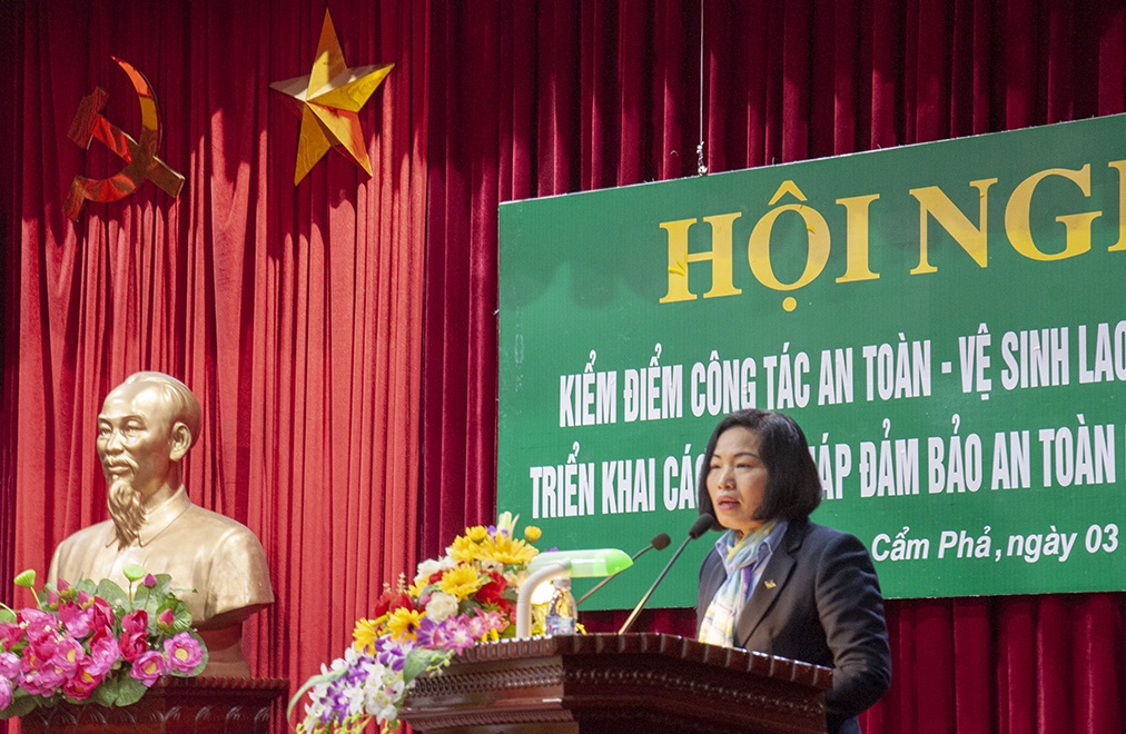 Bà Vũ Thị Hằng - Chủ tịch Công đoàn Công ty phát biểu phối hợp giữa Công đoàn và chuyên môn về công tác AT-VSLĐ tại Hội nghị