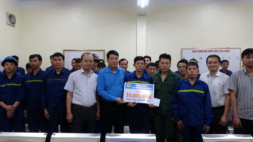 Thăm và tặng quà Phân xưởng Khai thác than 6 - Công ty Than Dương Huy