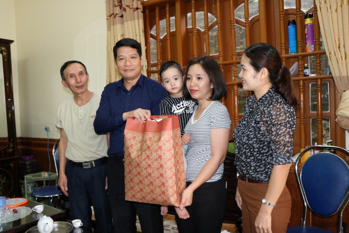 Thăm và tặng quà công nhân Phạm Thị Thu Vân - Công ty CP Than Hà Tu
