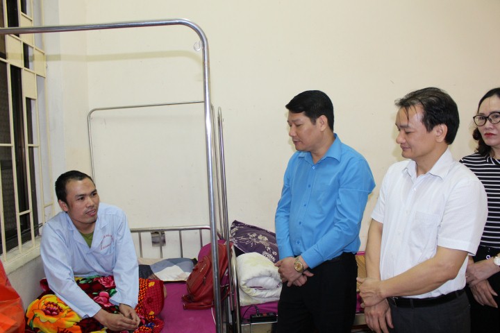 Thăm và tặng quà công nhân Lê Ngọc Dũng - Công ty Than Dương Huy bị tai nạn lao động đang điều trị tại bệnh viện