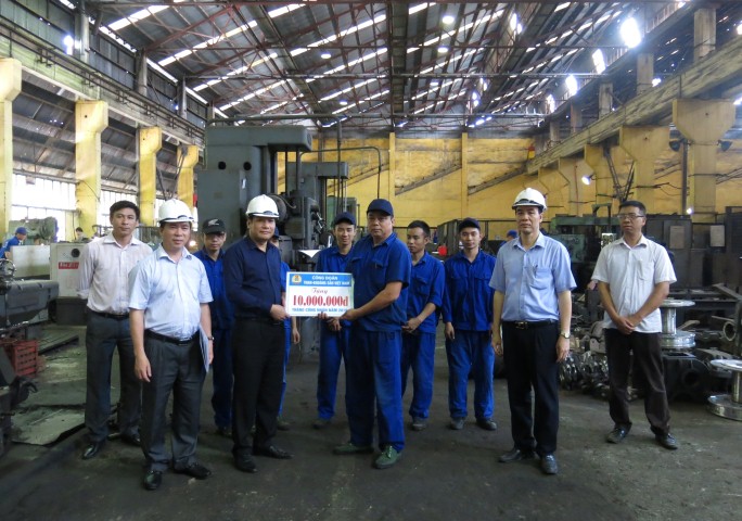 Thăm và tặng quà Phân xưởng A2 - Công ty CP Cơ điện Uông Bí