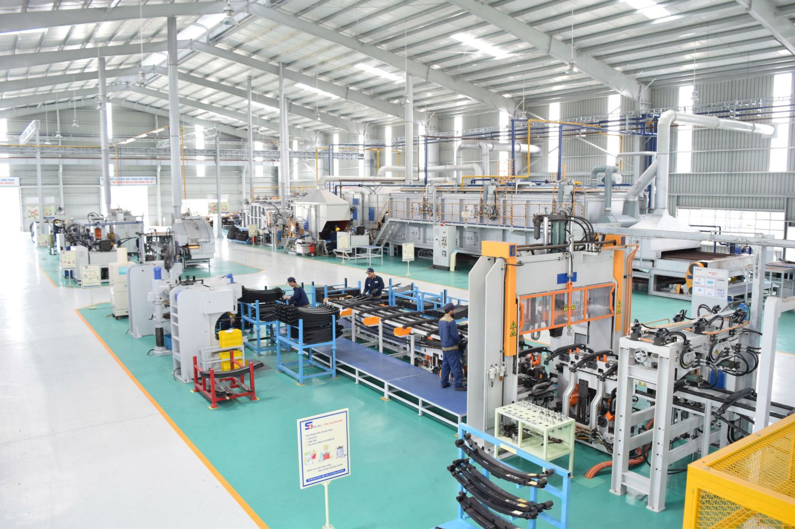 Dây chuyền sản xuất tại Nhà máy Nhíp với tỷ lệ tự động hóa trên 70%