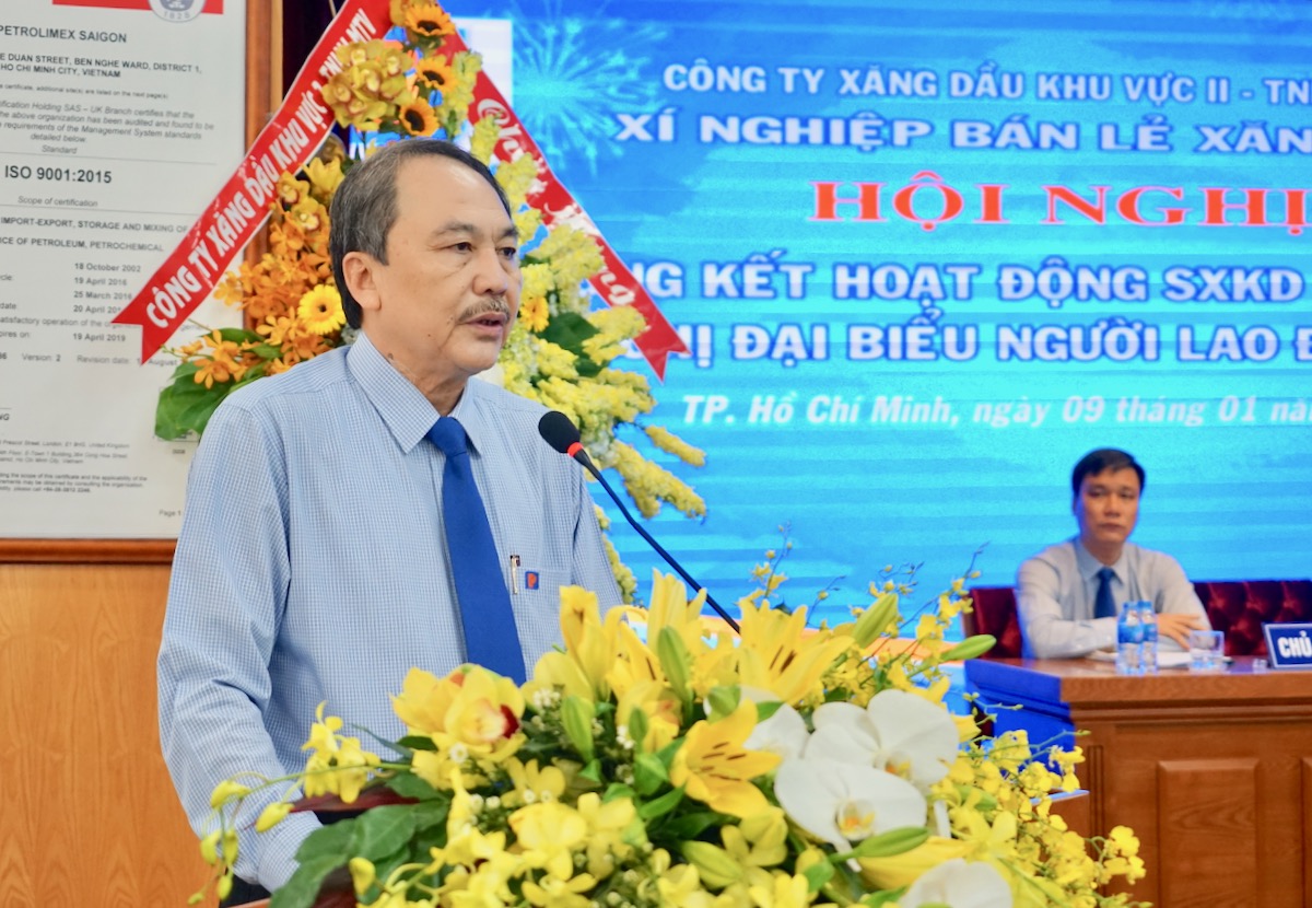 Giám đốc Xí nghiệp Bán lẻ Xăng dầu Nguyễn Tiến Quảng tiếp thu ý kiến chỉ đạo của Lãnh đạo Công ty
