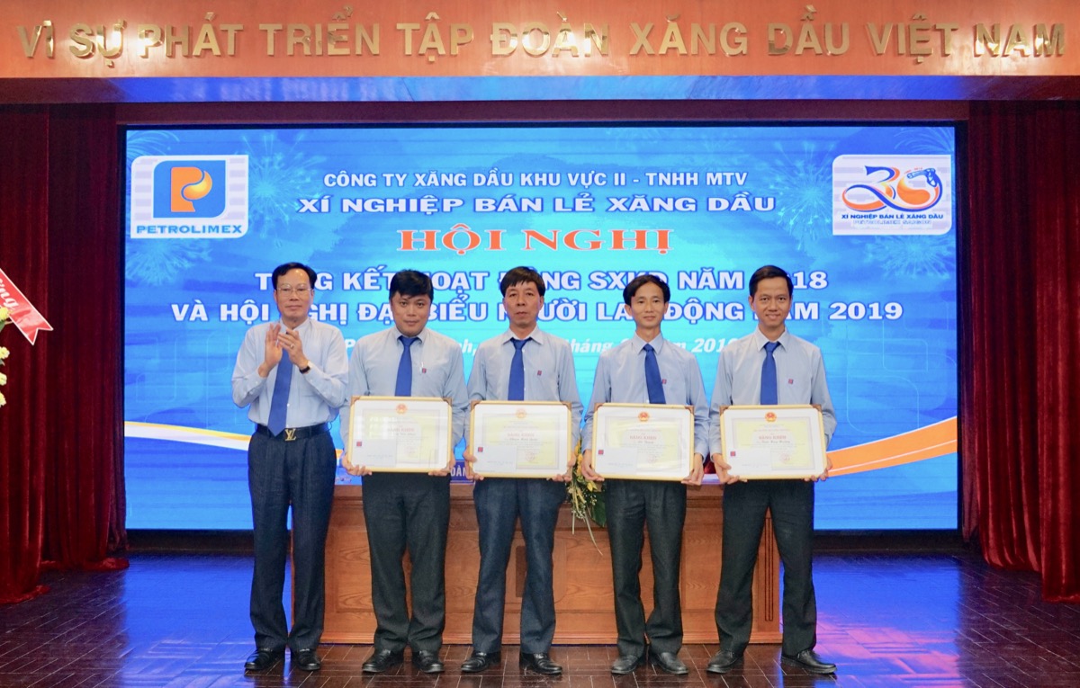 Chủ tịch Petrolimex Sài Gòn Nguyễn Văn Cảnh trao Bằng khen của Bộ Công Thương tặng thưởng cho các cá nhân có thành tích xuất sắc 