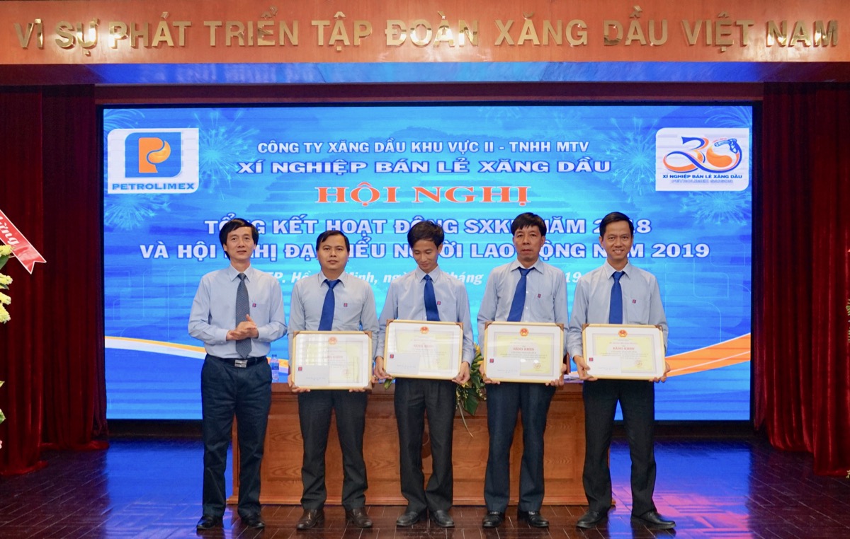 Phó giám đốc - Chủ tịch Công đoàn Petrolimex Sài Gòn Nguyễn Danh Hùng trao Bằng khen của Bộ Công Thương tặng thưởng cho các Tập thể có thành tích xuất sắc 