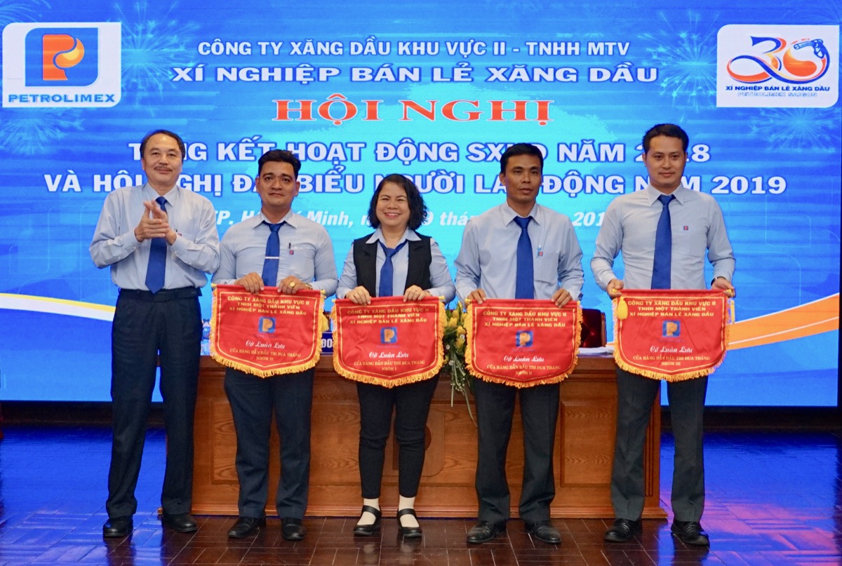 Giám đốc Xí nghiệp Bán lẻ Xăng dầu Nguyễn Tiến Quảng trao Cờ luân lưu tặng các CHXD dẫn đầu Nhất nhóm thi đua 