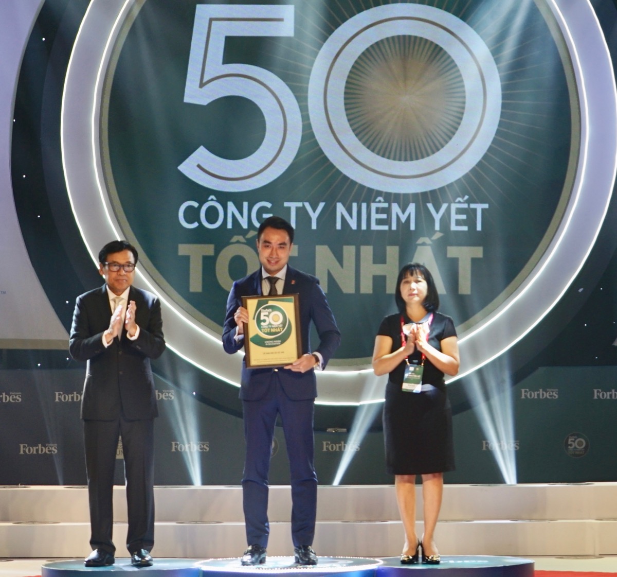 Trưởng ban Quản trị Rủi ro HĐQT Petrolimex Trần Tuấn Linh đại diện Petrolimex dự Lễ vinh danh và nhận Kỷ niệm chương "50 công ty niêm yết tốt nhất Việt Nam năm 2019"