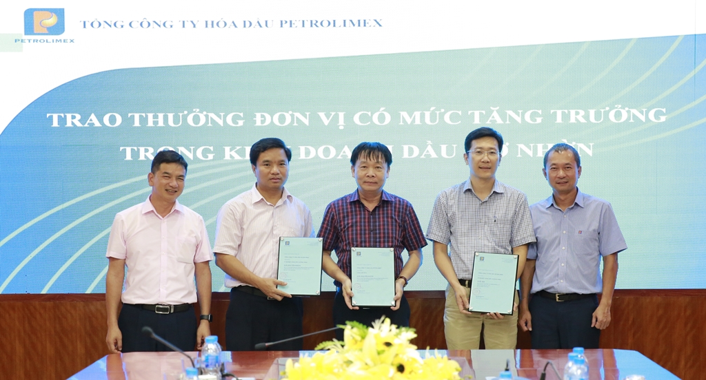 Tổng giám đốc PLC Nguyễn Văn Đức và Phó Tổng giám đốc PLC Lê Quang Tuấn trao giấy chứng nhận cho đại diện lãnh đạo các đơn vị đạt mức tăng trưởng cao trong công tác kinh doanh dầu mỡ nhờn Petrolimex