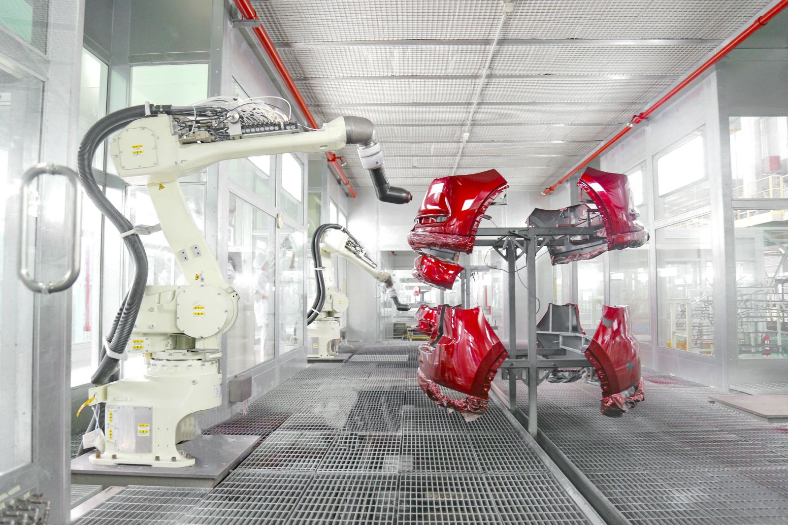 Robot sơn linh kiện nhựa trong dây chuyền sản xuất thông minh