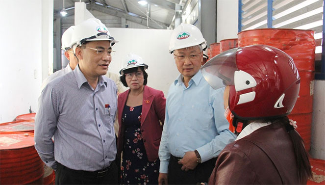 Đoàn công tác khảo sát kho chứa chất thải của Nhà máy Nhôm Lâm Đồng