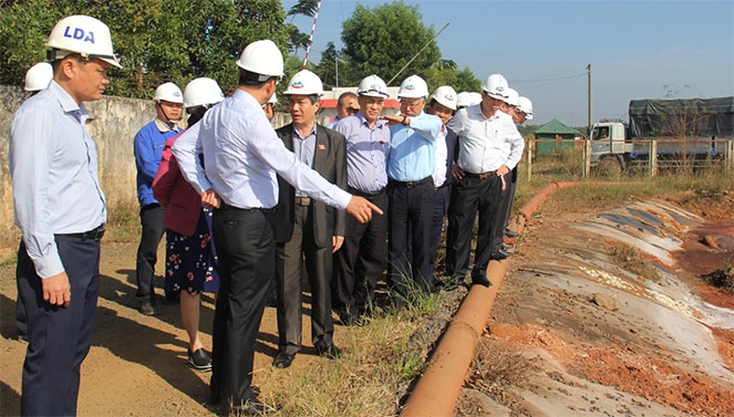 Đoàn Công tác khảo sát hồ chứa bùn đỏ tại Nhà máy Nhôm Lâm Đồng