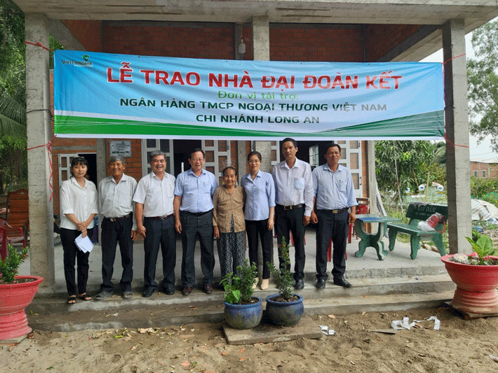 1.	Tặng nhà Đại đoàn kết cho gia đình bà Ngô Thị Nhiều tại Ấp 3 xã Tân Đông, huyện Thanh Hóa, tỉnh Long An.