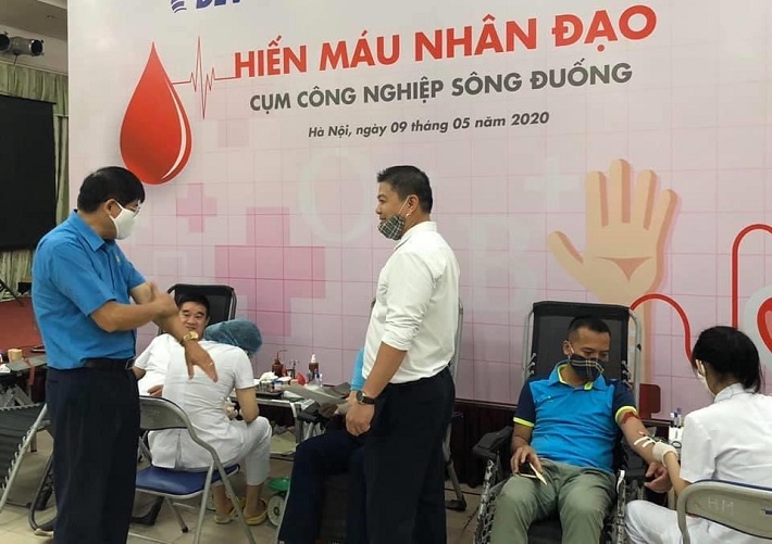 các công đoàn viên Vinapaco tham gia hiến máu