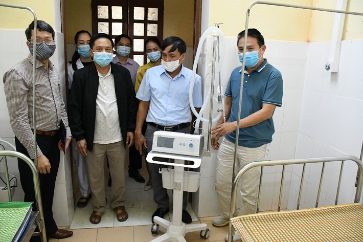 Trung tâm y tế tiếp nhận thiết bị tài trợ từ Nhiệt điện Phả Lại
