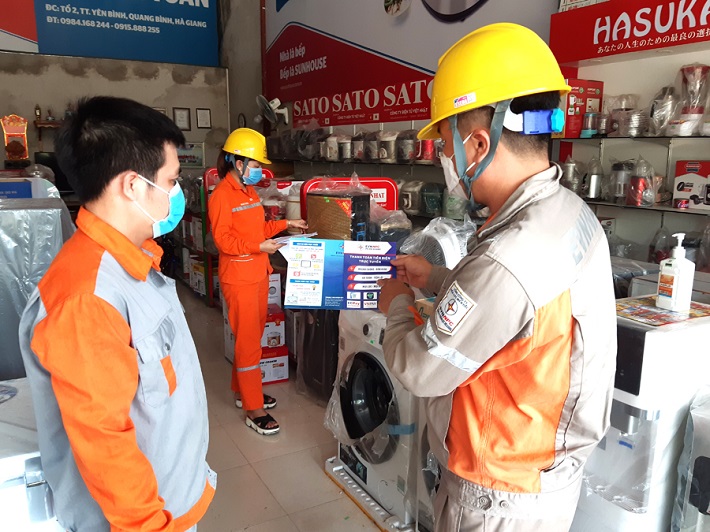  nhân viên Điện lực Hà Giang tuyên truyền về tiết kiệm điện cho các hộ dùng nhiều điện