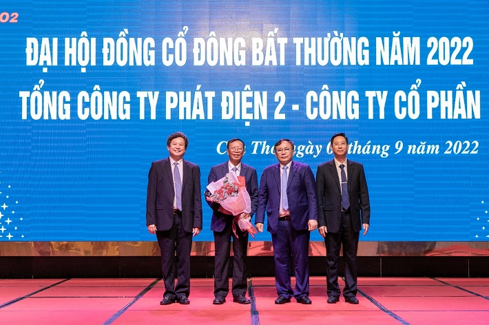 Các thành viên HĐQT chúc mừng ông Thuận tại sự kiện