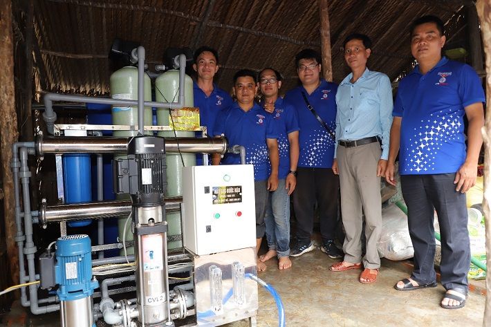 đoàn thanh niên EVNGENCO2 lắp đặt thiết bị lọc nước cho bà con ấp Trà Phô