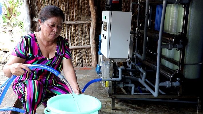 Cô Ngô Thị Hên lấy nước từ hệ thống lọc nước