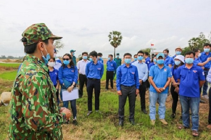 tìm hiểu trao đổi với các chiến sỹ trên các chốt chống dịch tại biên giới tỉnh An Giang