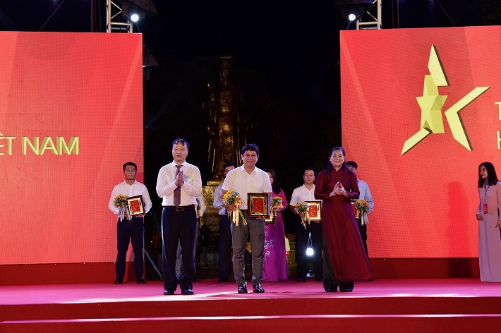 Đại diện Vinapaco nhận kỷ niệm chương trong chương trình Tự hào hàng Việt Nam năm 2020