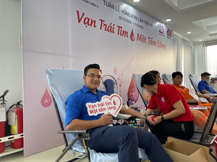 Anh Trần Minh Lương - Văn phòng EVNGENCO2 tham gia hiến máu