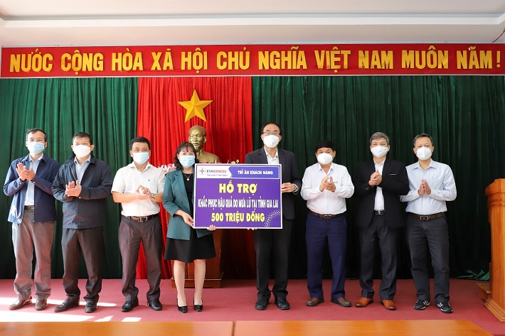 Đoàn công tác EVNGENCO2 trao tiền hỗ trợ tại tỉnh Gia Lai