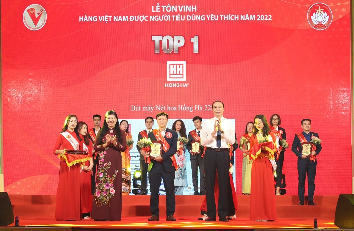 hình ảnh CEO Văn phòng phẩm Hồng Hà nhận giải tại Chương trình