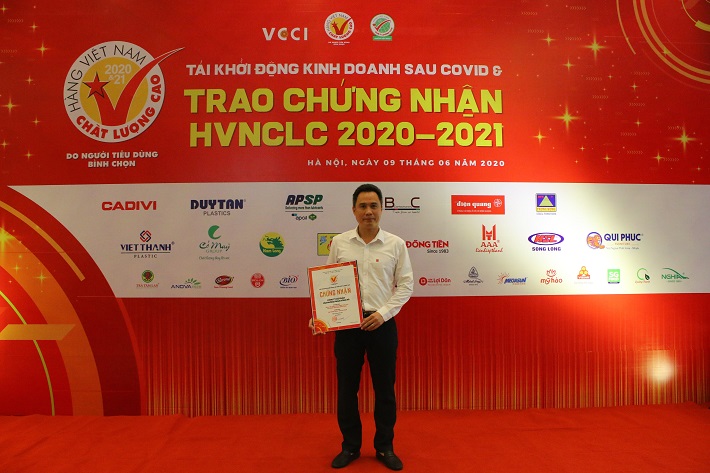 Tổng giám đốc VPP Hồng Hà nhận chứng nhận